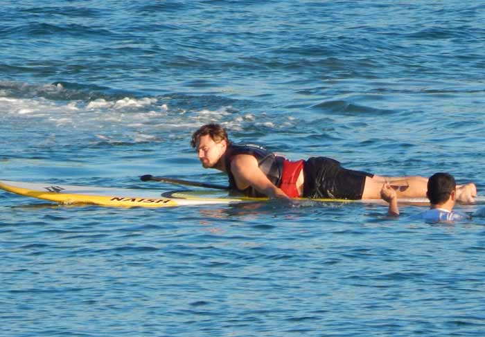 Leonardo DiCaprio aproveita as férias praticando surf