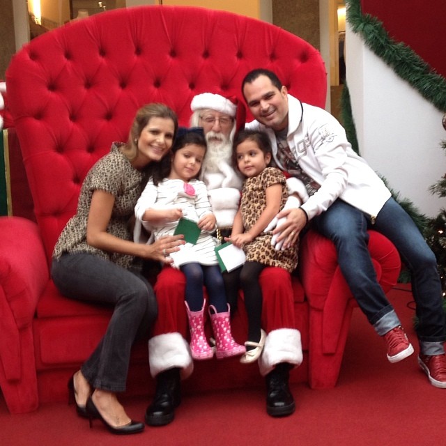 Luciano Camargo leva as filhas para ver o Papai Noel