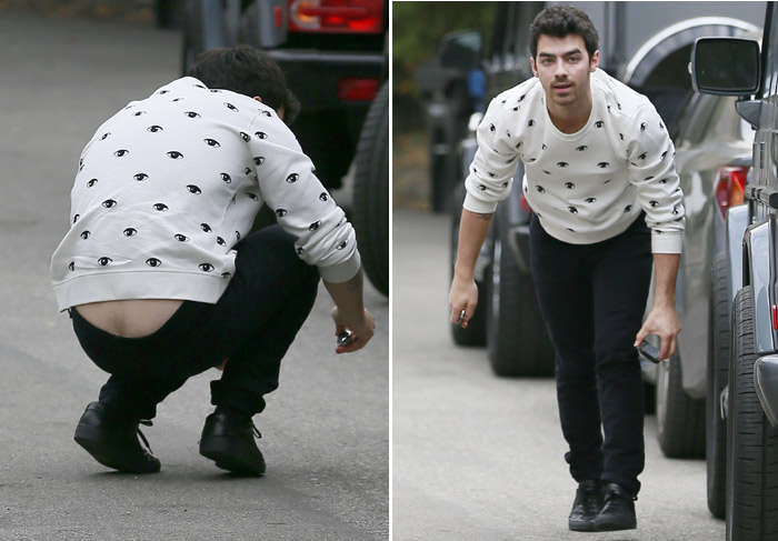 Joe Jonas fica com o cofrinho de fora ao procurar celular