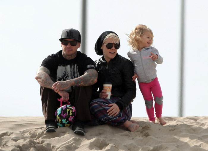  Pink tem dia de praia e bike com a filha e o marido em Los Angeles