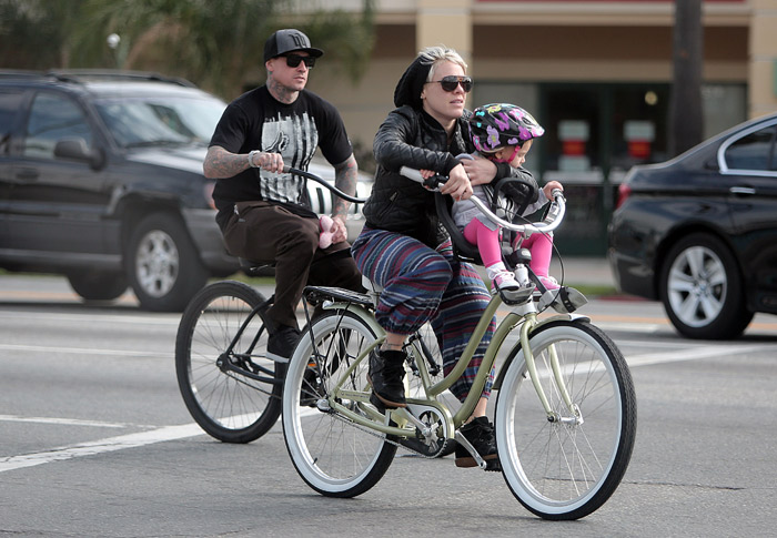  Pink tem dia de praia e bike com a filha e o marido em Los Angeles