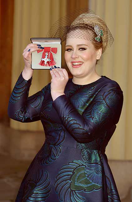 Adele é condecorada pela realeza britânica