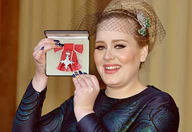 Adele é condecorada pela realeza britânica