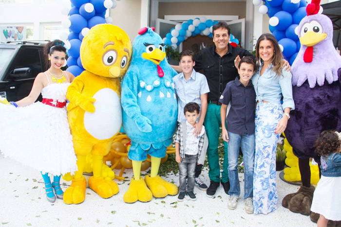 Marco Camargo, a esposa Fernanda e os filhos Theo, Enzo e Yann