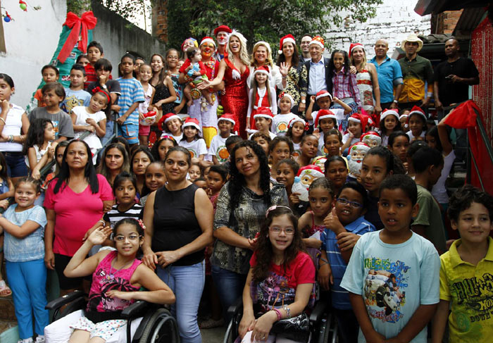 Karina Bacchi na festa de Natal da ONG Florescer