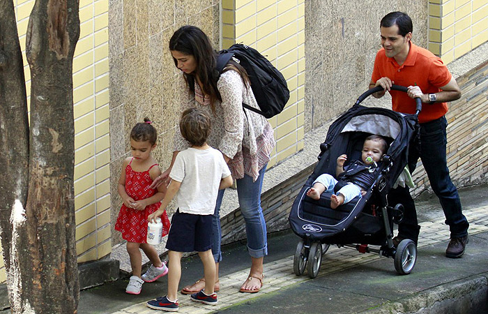 Matthew McConaughey passeia descalço com a família em Belo Horizonte