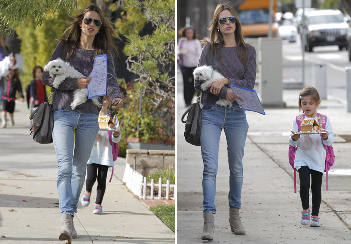 Alessandra Ambrósio passeia com a filha e a cachorrinha da família