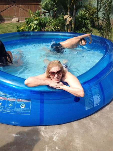 Vanusa passa tarde na piscina de sua casa