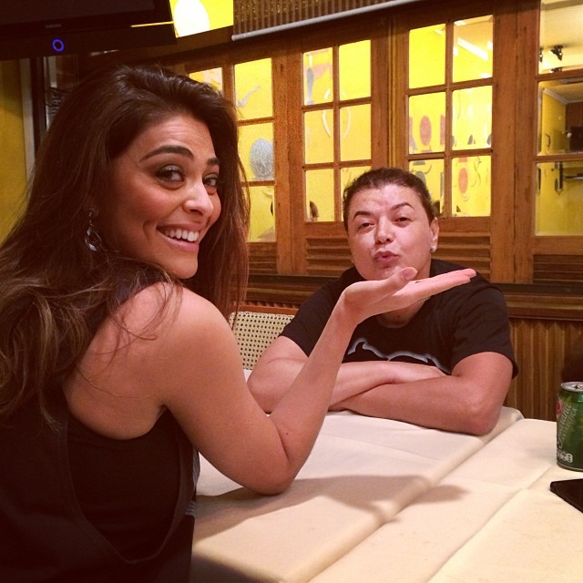 Juliana Paes se diverte com David Brazil em almoço de fim de ano