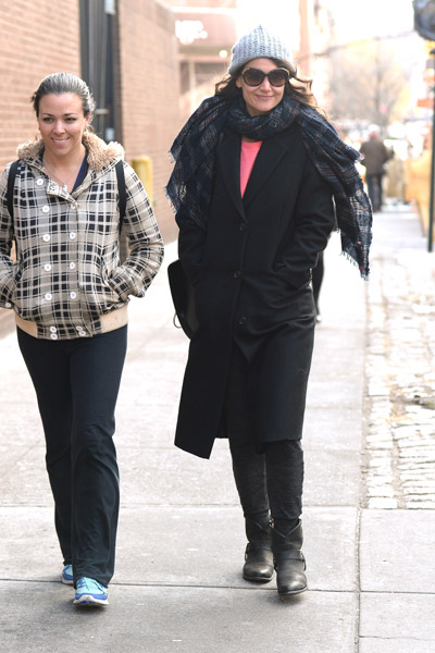 Sorridente, Katie Holmes passeia com amiga por Nova York