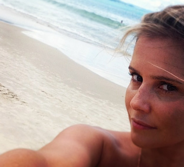 Deborah Secco curte dia de praia e posta foto no Instagram