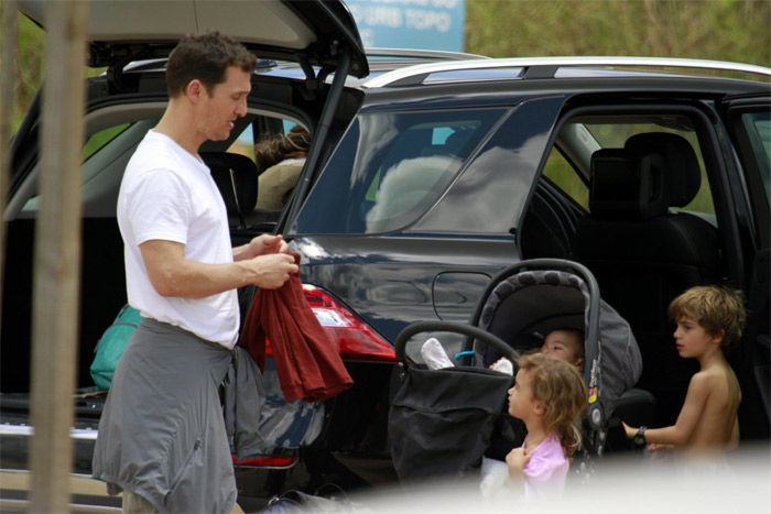 Matthew McConaughey tira a camiseta dos filhos em mercado de BH