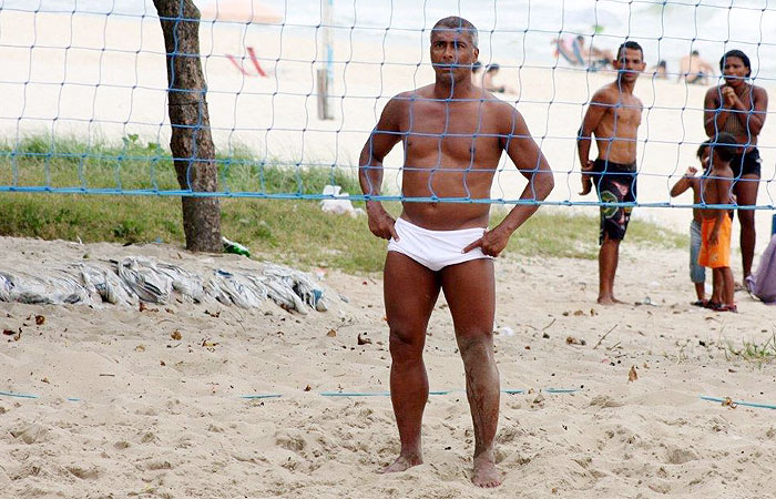 De sunga branca, Romário joga futevôlei na praia da Barra da Tijuca