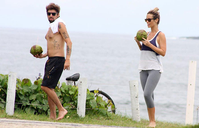 Juliana Didone toma água de coco durante caminhada com o namorado