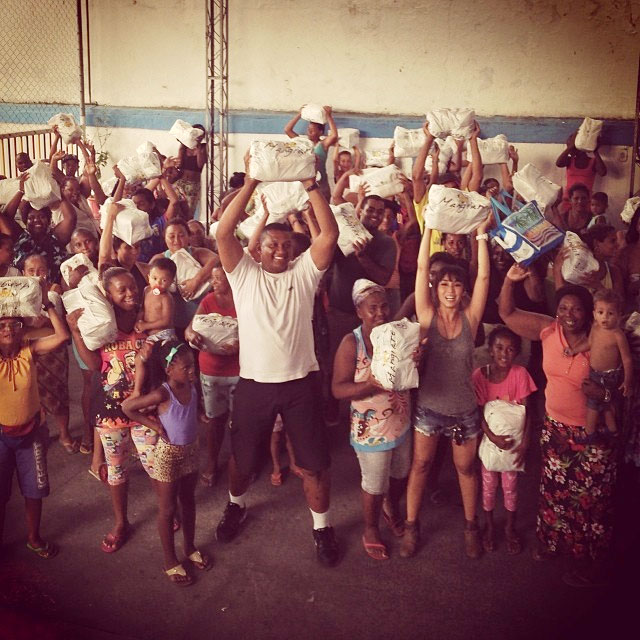 Daniele Suzuki distribui alimentos em comunidade carente, no Rio