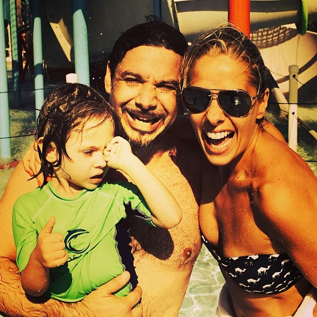 Adriane Galisteu se esbalda com a família em resort em Miami