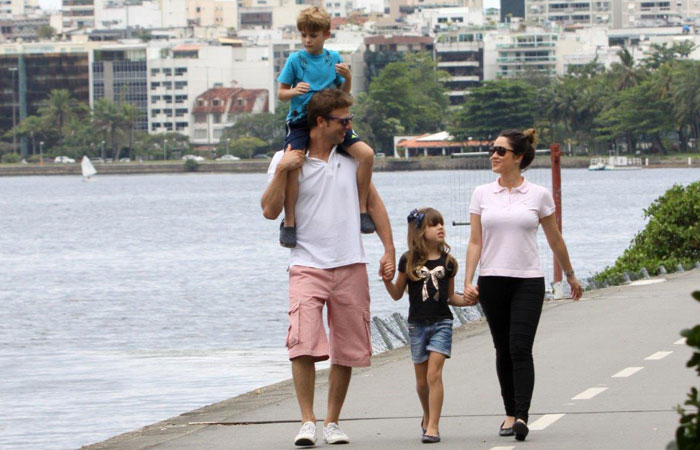 Fernanda Vasconcellos passeia com Cássio Reis e o filho, no Rio