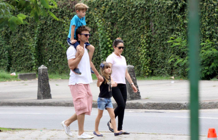 Fernanda Vasconcellos passeia com Cássio Reis e o filho, no Rio