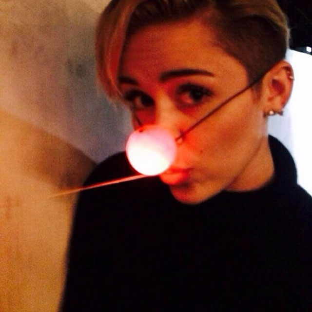 Miley Cyrus posta foto com nariz de rena iluminado