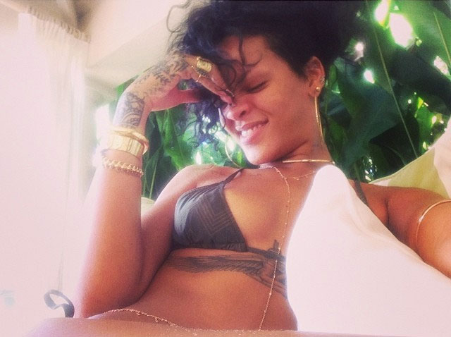 Rihanna exibe tatuagens usando biquíni