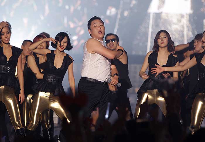 Psy tira a camisa e faz caretas durante show em Seoul