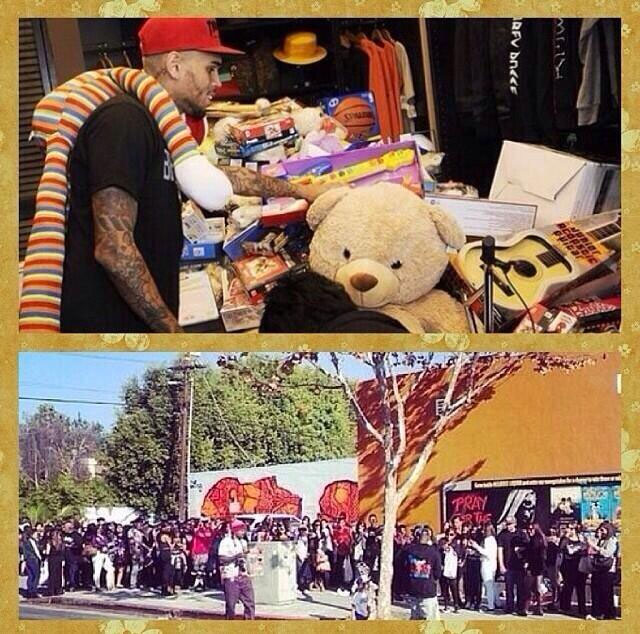 Chris Brown deixa clínica para entregar presentes de Natal para crianças