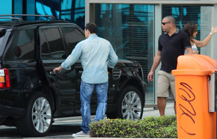  Ronaldo deixa seu apartamento com a noiva