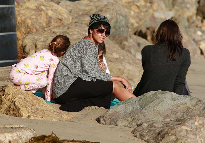 Halle Berry passeia na praia com a filha Nahla 