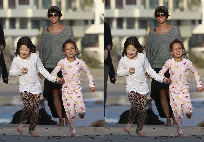 Halle Berry passeia na praia com a filha Nahla 