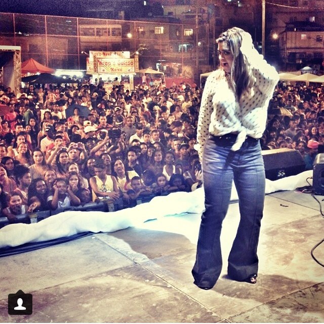 Preta Gil faz show beneficente em comunidade carioca