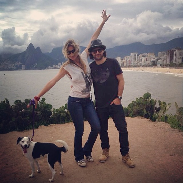 Ellen Jabour curte praia carioca com o namorado e o cachorro