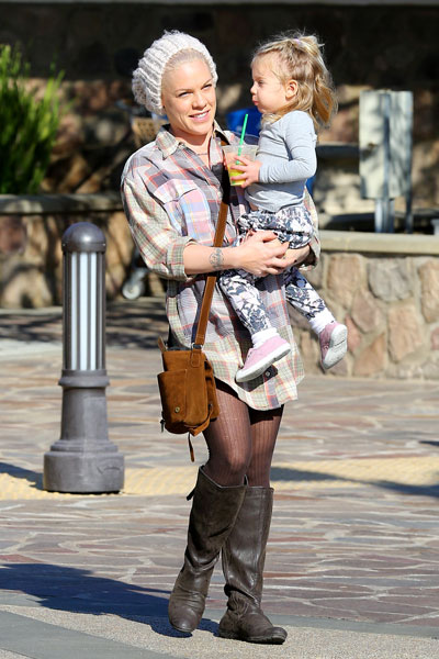 Pink passeia toda estilosa com a filha Willow