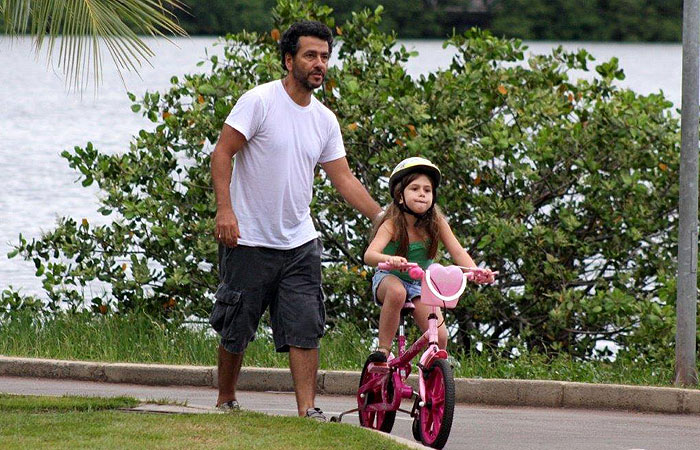 Marcos Palmeira ensina a filha a andar de bicicleta no Rio