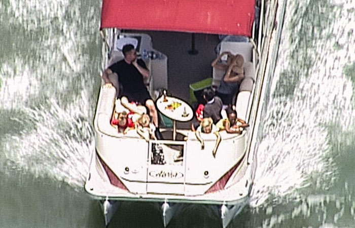 Brad Pitt e Angelina Jolie se divertem com os filhos em barco na Austrália
