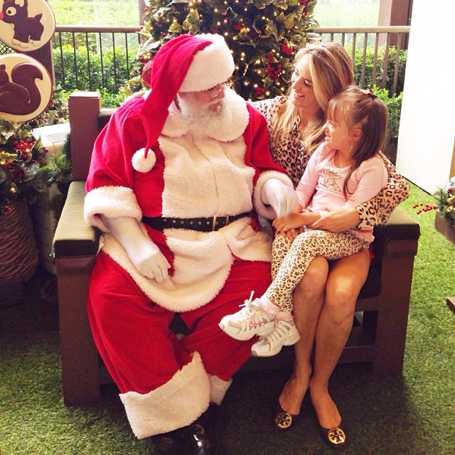 Ticiane Pinheiro visita o Papai Noel com a filha, Rafaella