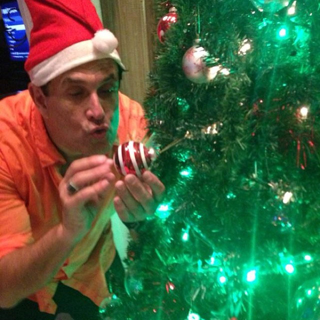 Sergio Mallandro faz “glu glu” em enfeite de Natal