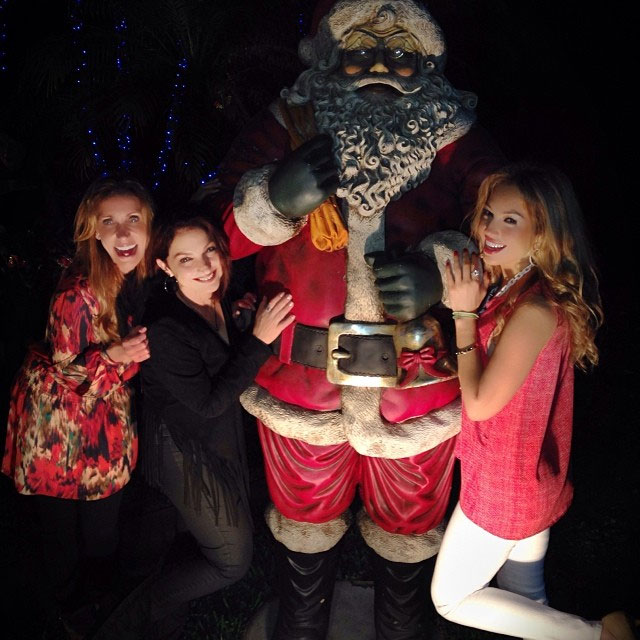 Thalia posa com Papai Noel gigante para desejar Feliz Natal