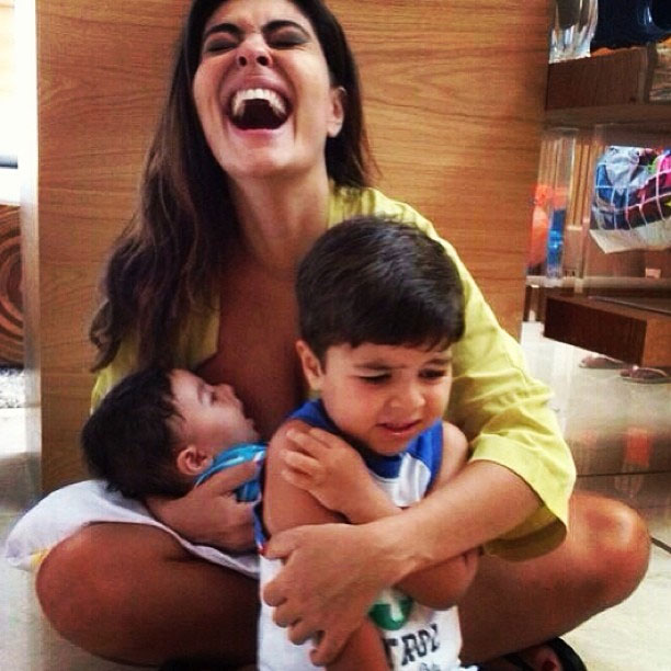 Juliana Paes passa manhã divertida com os filhos
