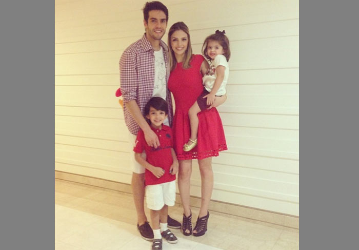 Kaká com a mulher e os filhos