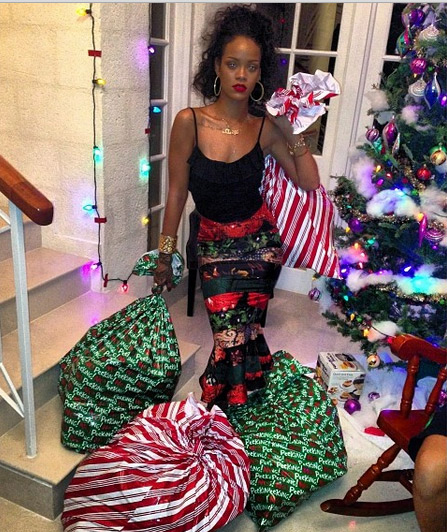 Rihanna ganha vários presentes de Natal