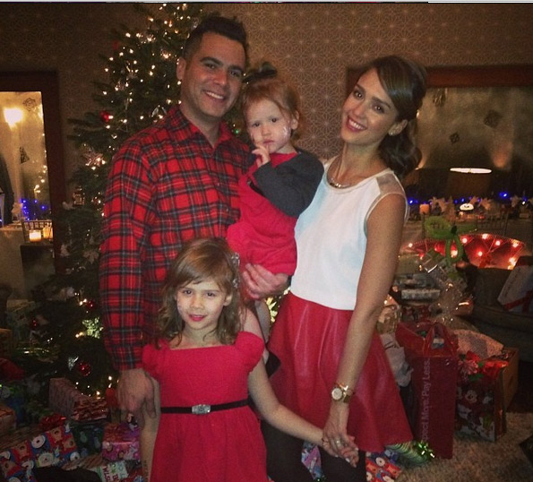 Jessica Alba posa em frente à árvore e deseja Feliz Natal com a família