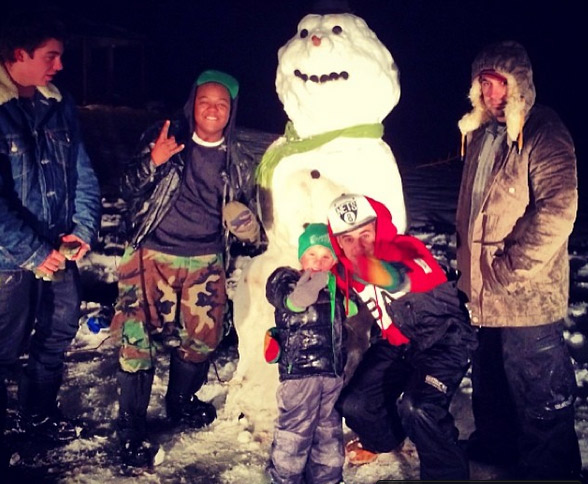 Justin Bieber e amigos se divertem com bonecos de neve