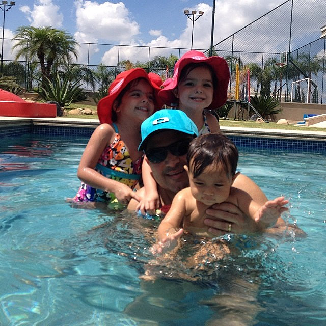 Luciano se diverte com as filhas na piscina