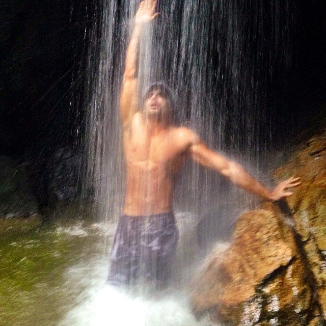 Jesus Luz se refresca na Floresta da Tijuca, no Rio de Janeiro