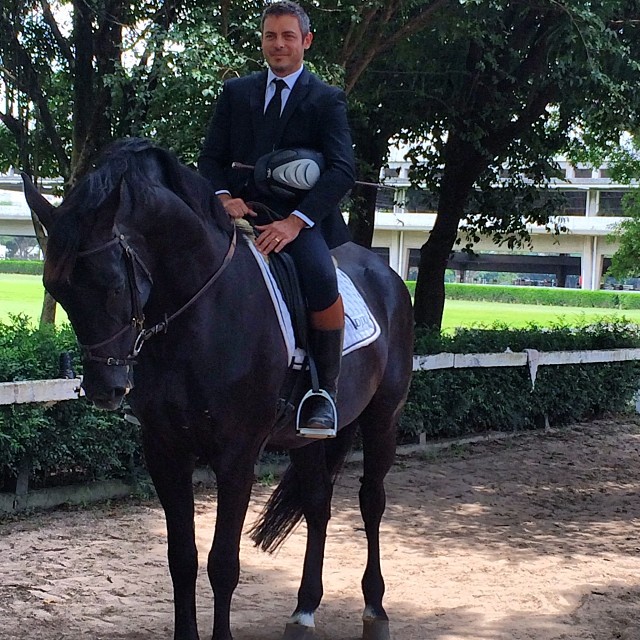 Luigi Baricelli pratica hipismo em São Paulo em passeio diferente