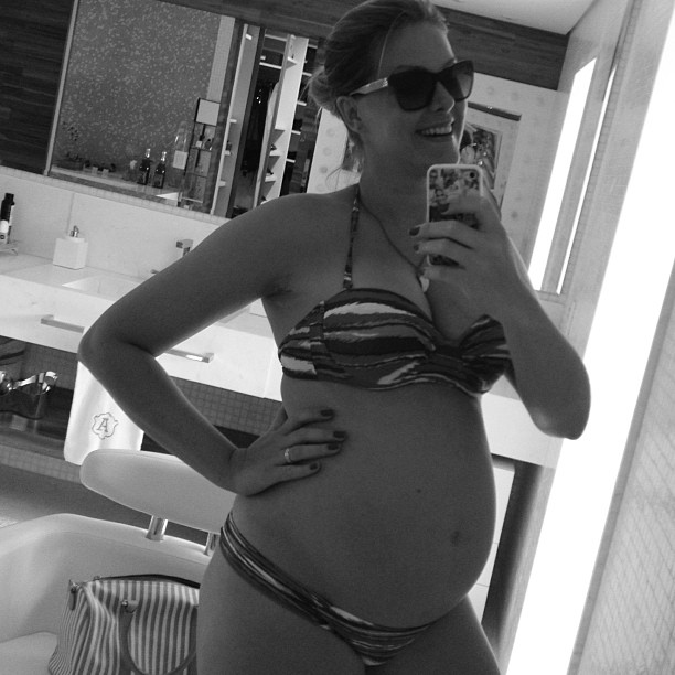 De biquíni, Ana Hickmann mostra a barriga