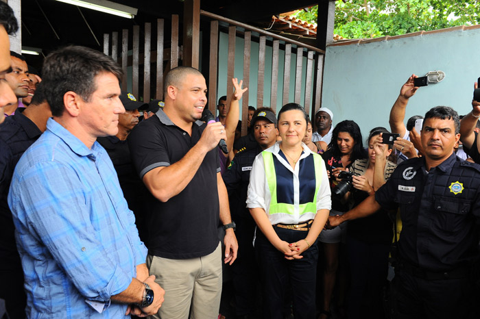 Ronaldo e a noiva levam presentes para desabrigados em Búzios