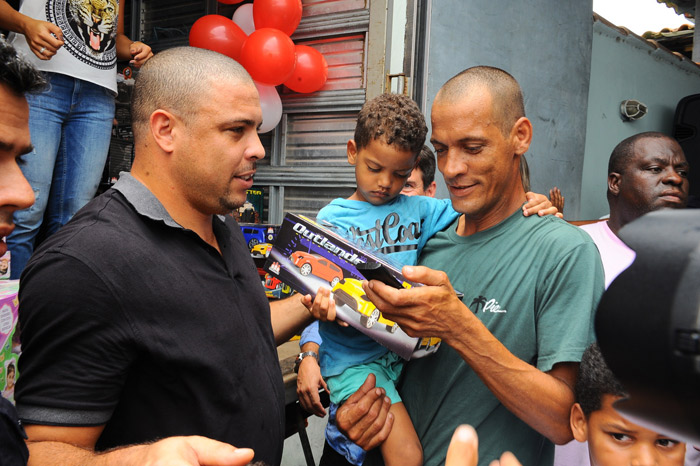 Ronaldo e a noiva levam presentes para desabrigados em Búzios