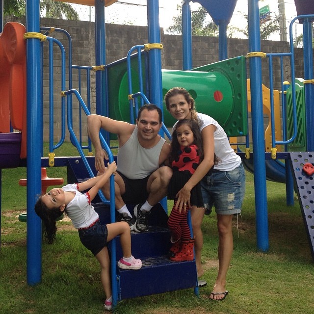 Luciano Camargo vai com a esposa e as filhas ao playground