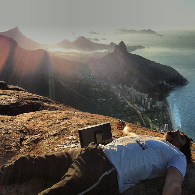Jesus Luz descansa depois de escalar pedra no Rio de Janeiro